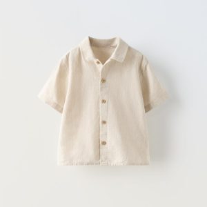 Shirt with a shirt collar and short sleeves. Button-up front. Made of 28% linen.